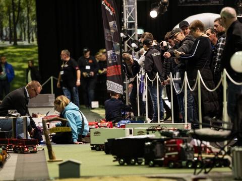 Der bygges en stor bane til RC Trucks på transportmessen